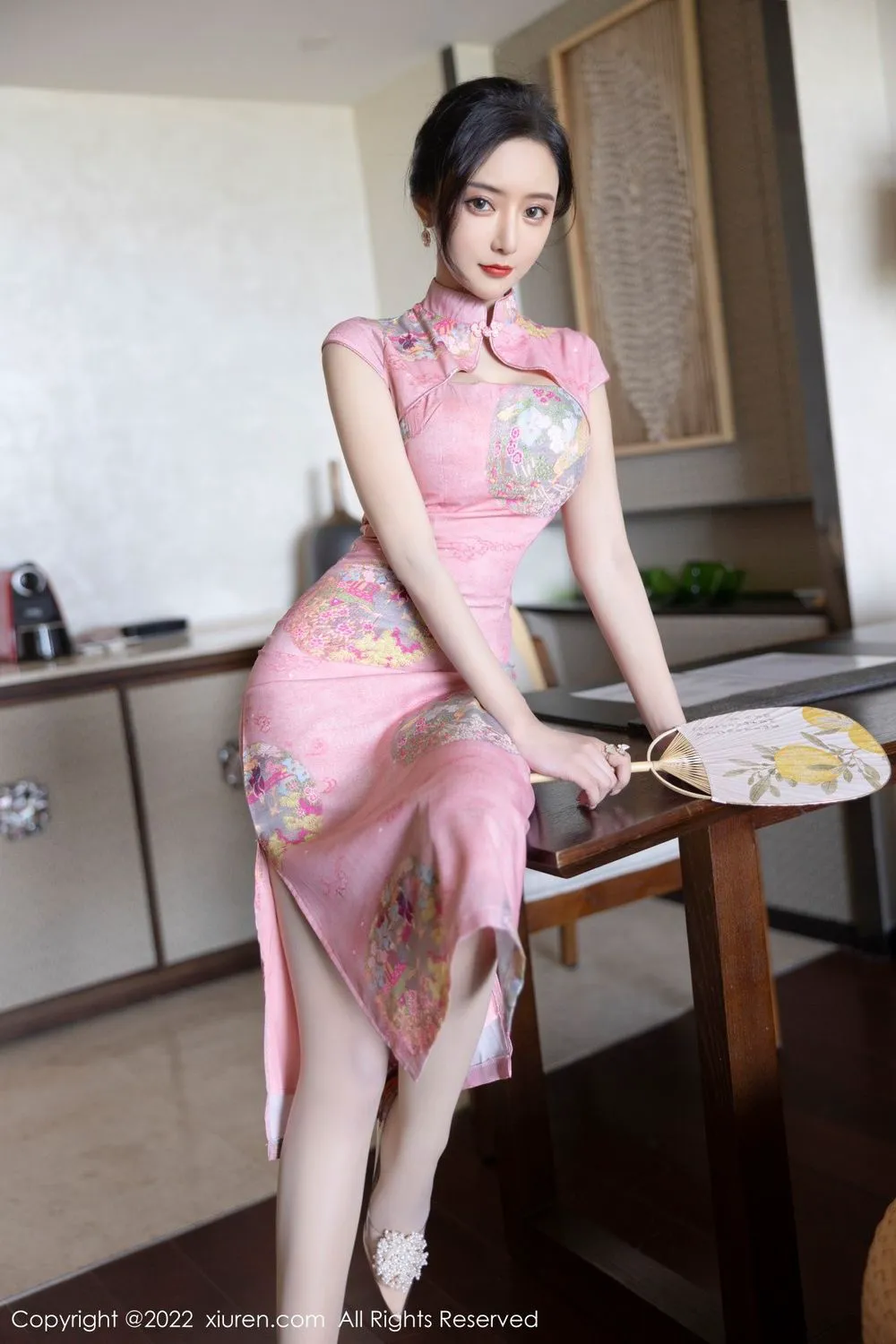 秀人网性感女神王馨瑶yanni粉红色旗袍写真插图13