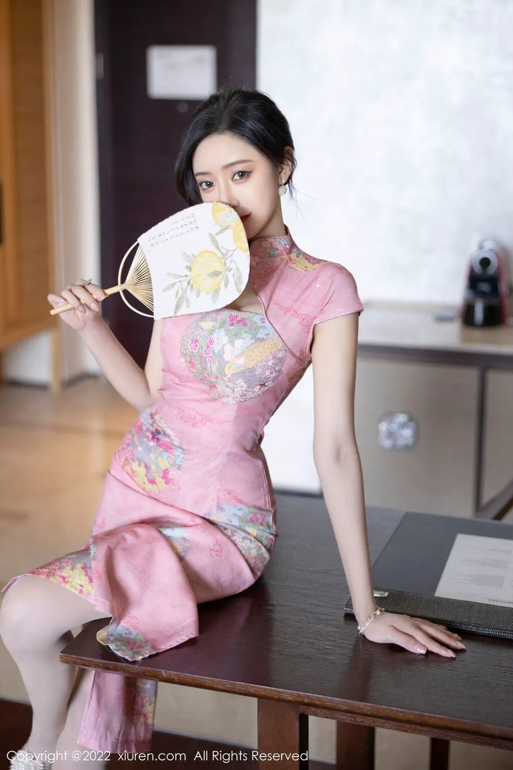 秀人网性感女神王馨瑶yanni粉红色旗袍写真插图15