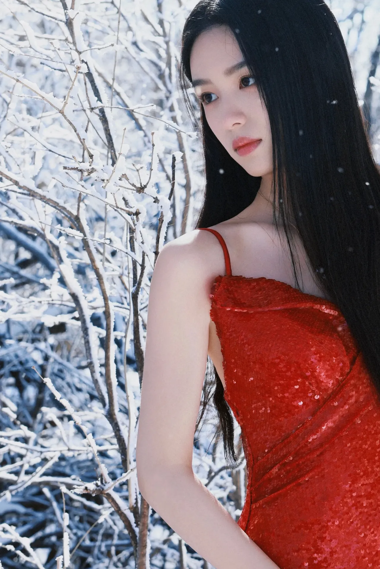 周也红色吊带裙雪地写真插图