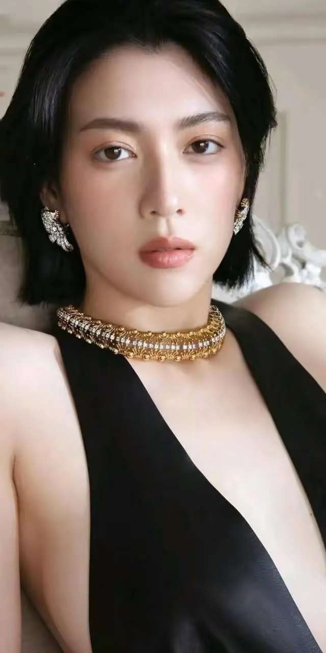 三吉彩花写真壁纸插图1