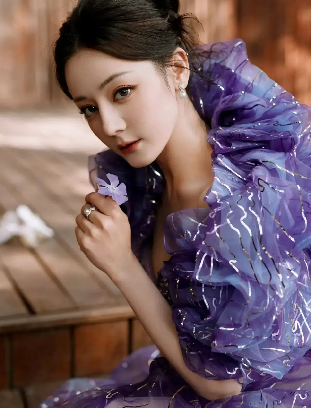 迪丽热巴紫色长裙写真插图2