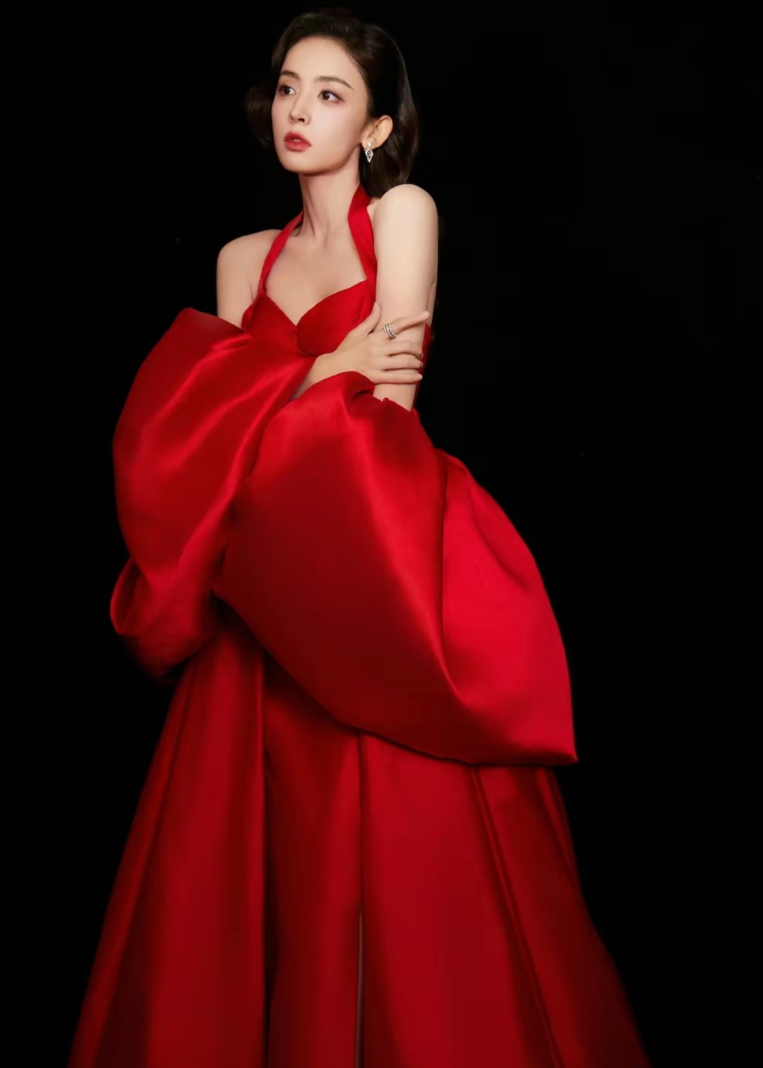 古力娜扎写真，一袭红裙好似异域玫瑰插图1