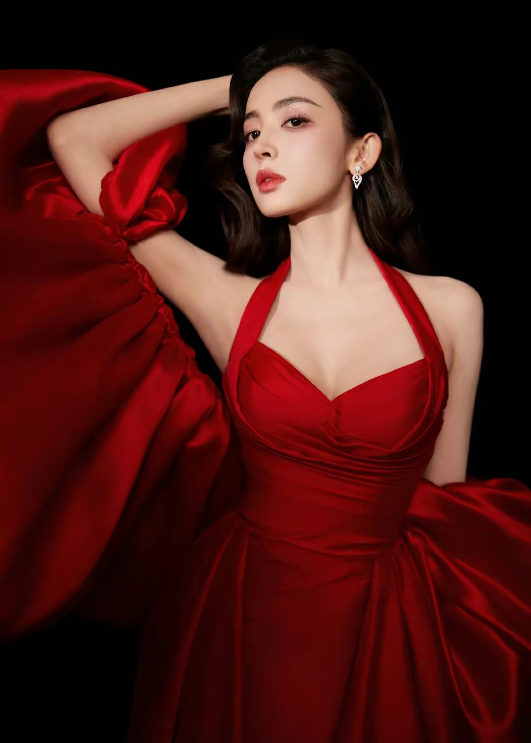 古力娜扎写真，一袭红裙好似异域玫瑰插图