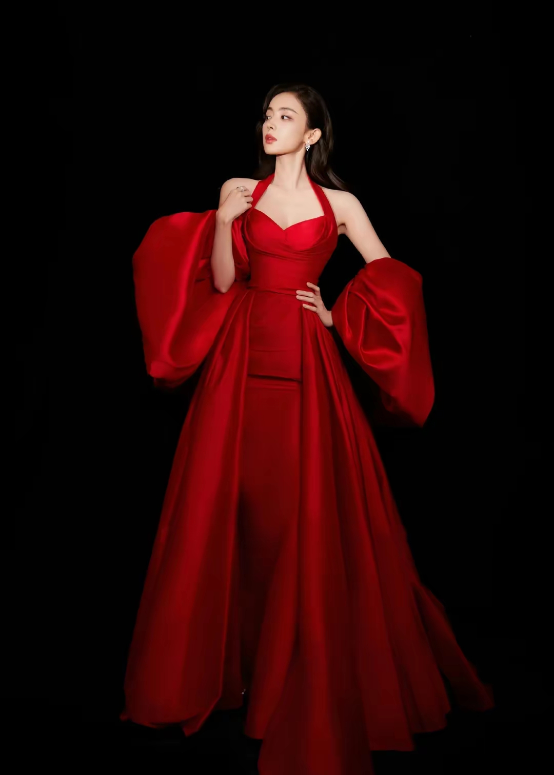 古力娜扎写真，一袭红裙好似异域玫瑰插图2