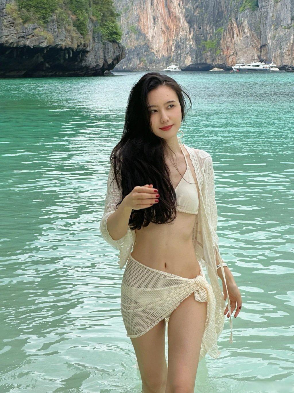 大自然中的美女写真插图1