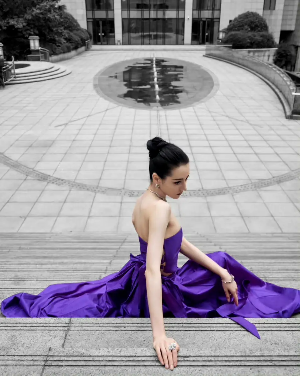 迪丽热巴紫色礼服写真插图2