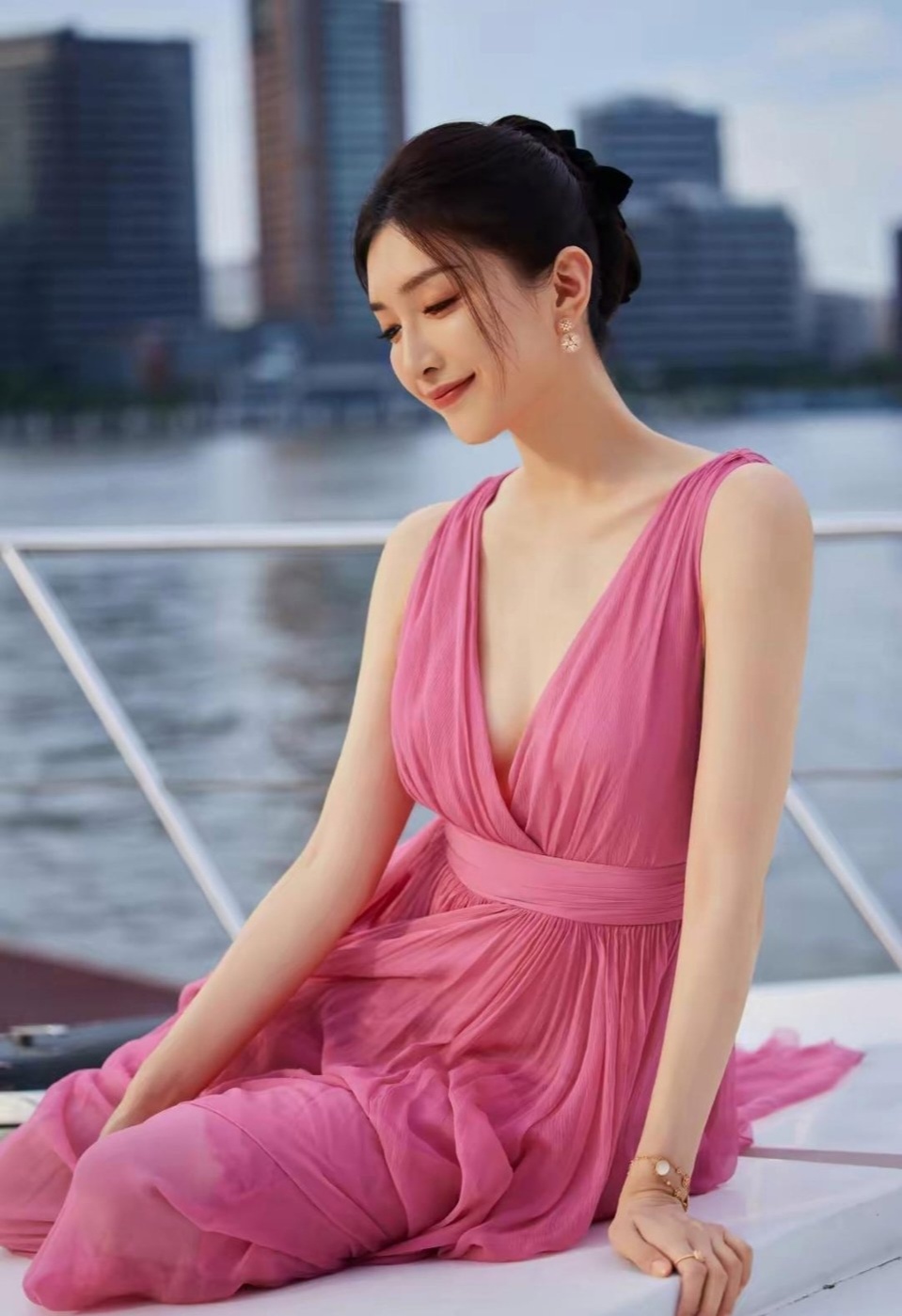 江疏影粉色长裙写真插图3