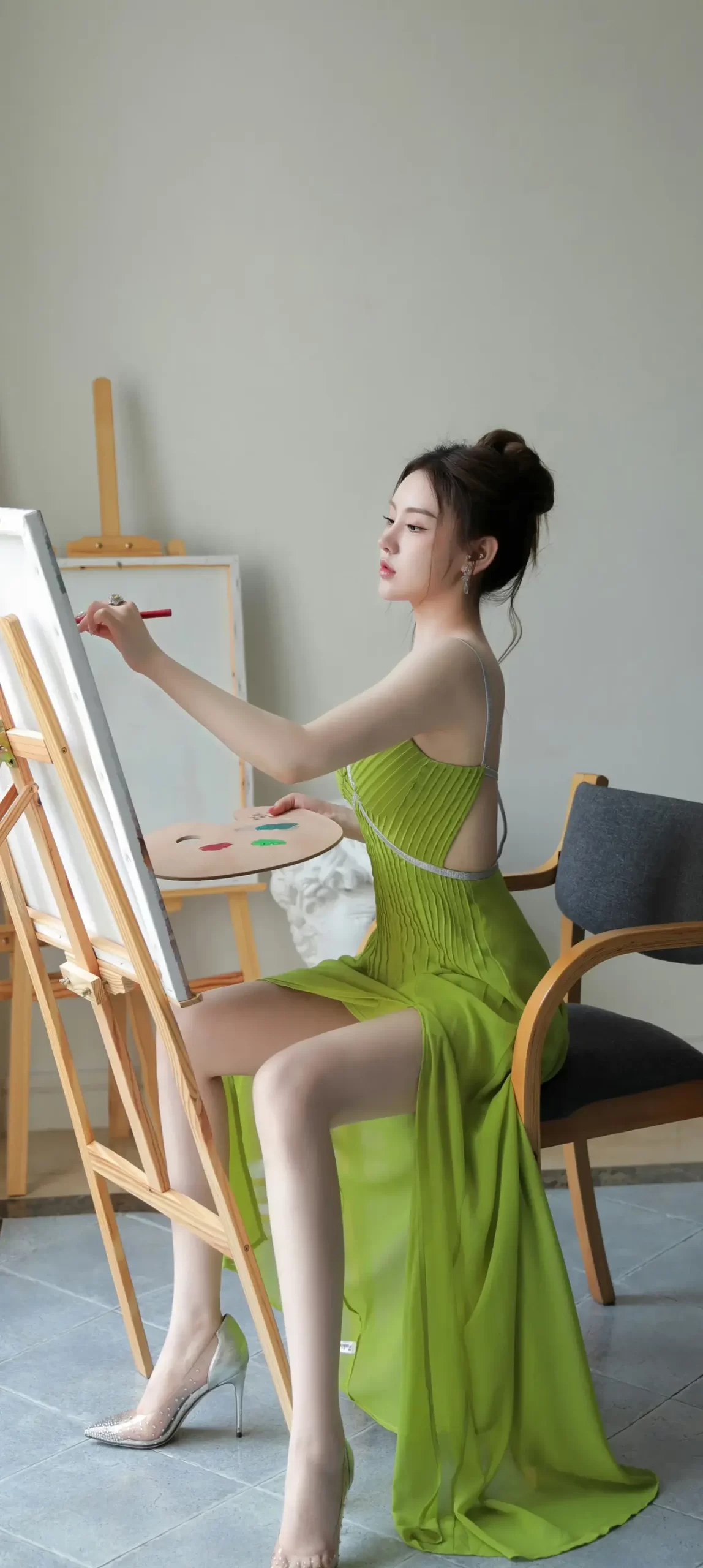 穿绿色裙子的美女写真插图2