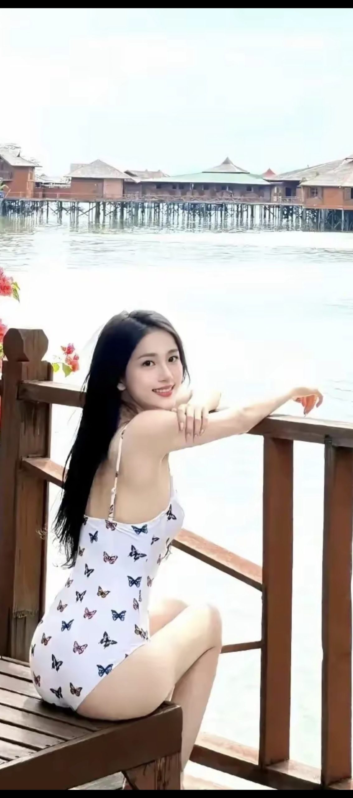 穿泳装的美少女插图2